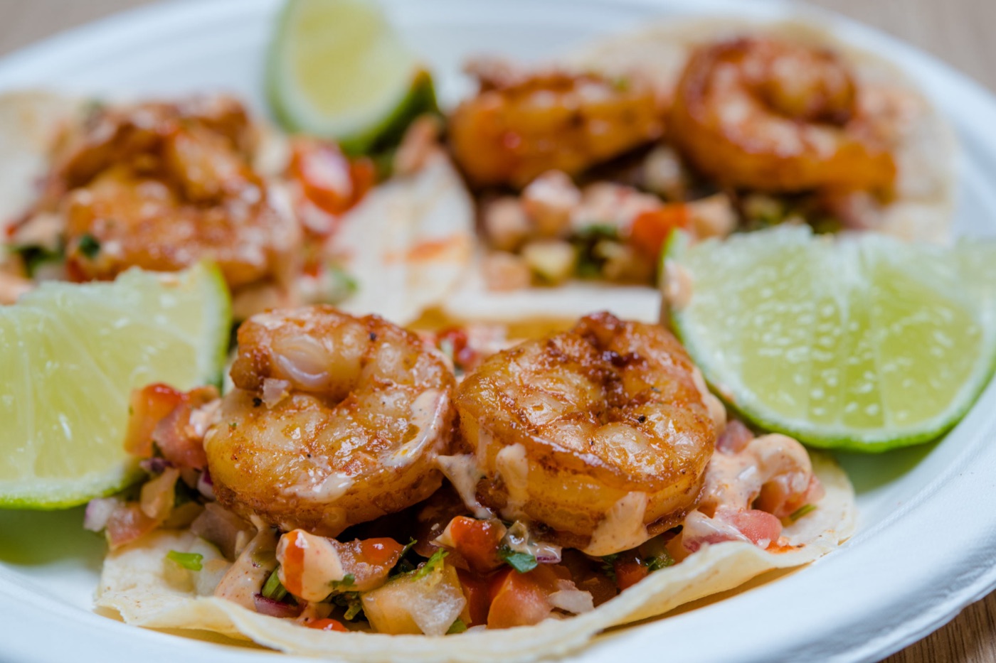 Shrimp tacos with lime.